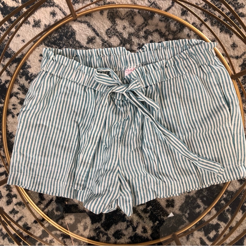 Linen blend maternity shorts